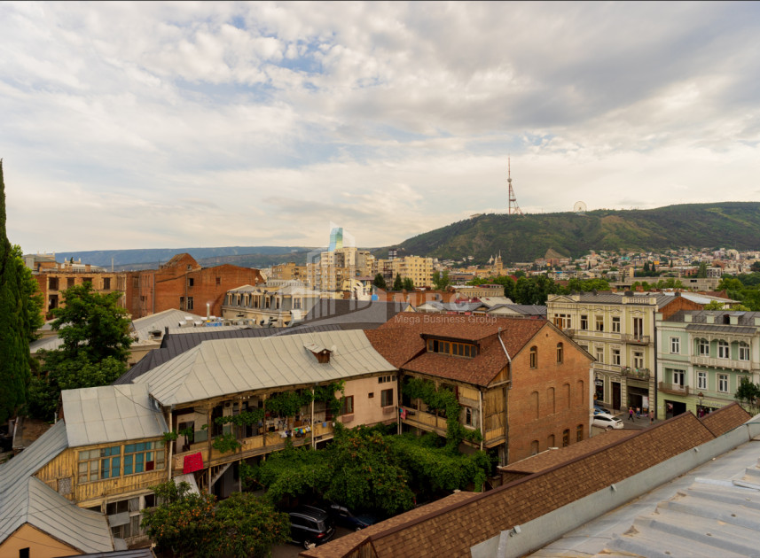 იყიდება ძველი აშენებული ბინა დ. აღმაშენებლის გგამზირზე, პლეხანოვი