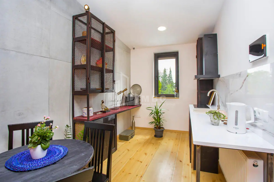 იყიდება ძველი აშენებული ბინა დ. აღმაშენებლის გგამზირზე, პლეხანოვი