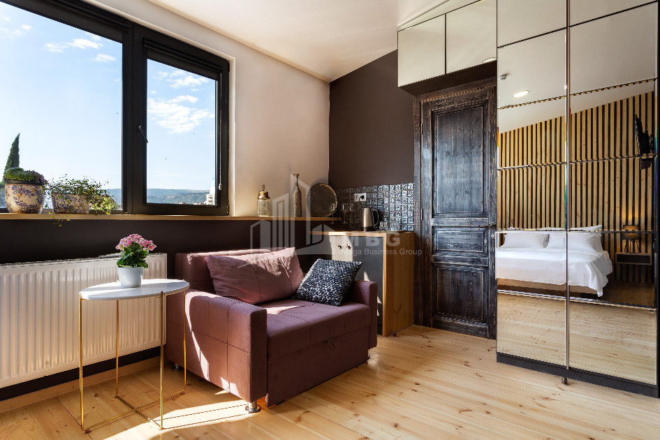 იყიდება ძველი აშენებული ბინა დ. აღმაშენებლის გგამზირზე, პლეხანოვი