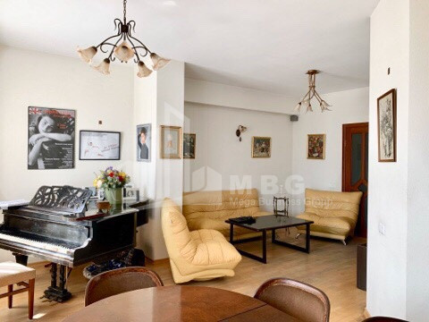 იყიდება ბინა, საბურთალო