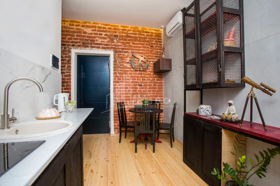 იყიდება ძველი აშენებული ბინა დ. აღმაშენებლის გგამზირზე, პლეხანოვი