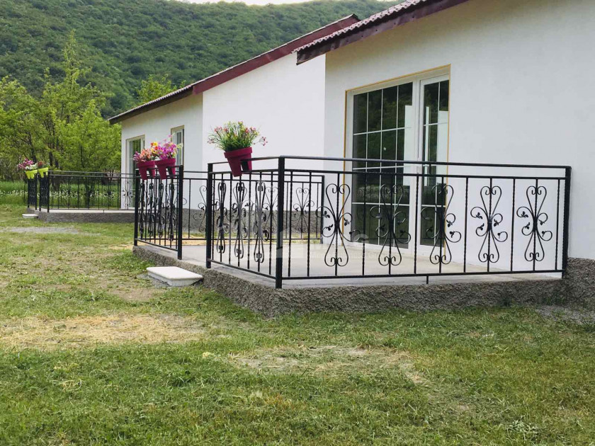 იყიდება სახლი - აგარაკი, არაგვისპირი