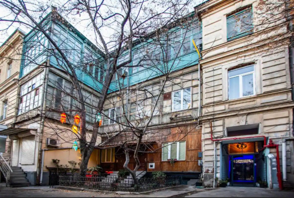 იყიდება ძველი აშენებული ბინა დ. აღმაშენებლის გგამზირზე, პლეხანოვი