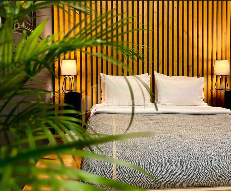 იყიდება ძველი აშენებული ბინა დ. აღმაშენებლის გგამზირზე, პლეხანოვი