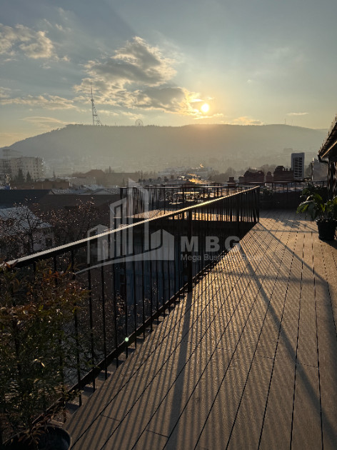 იყიდება ძველი აშენებული ბინა დ. აღმაშენებლის გგამზირზე, პლეხანოვი