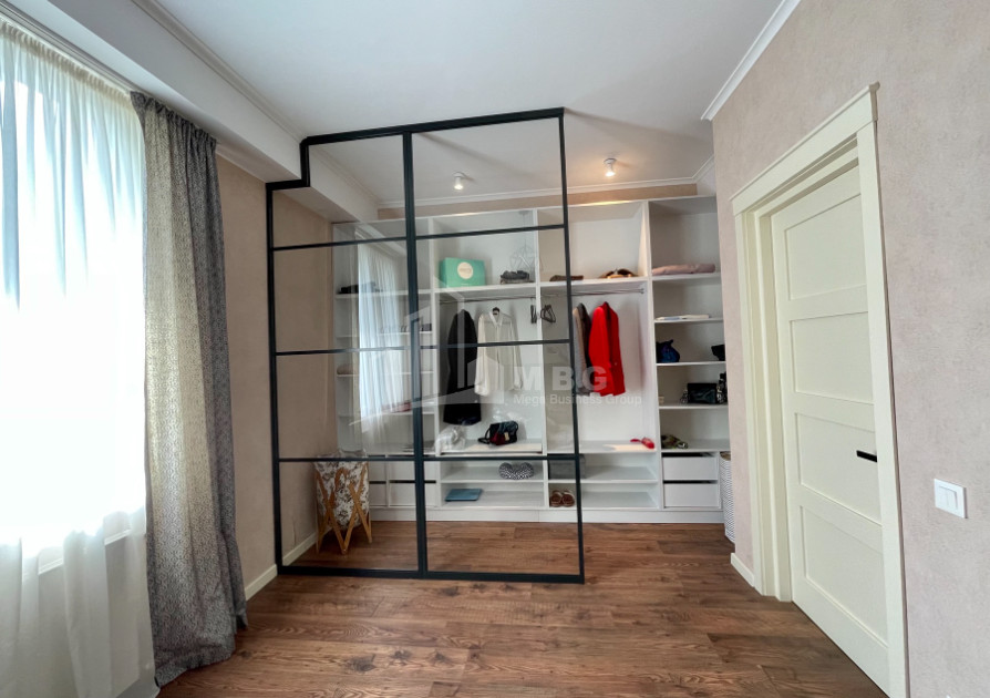 იყიდება ბინა, ვაკე