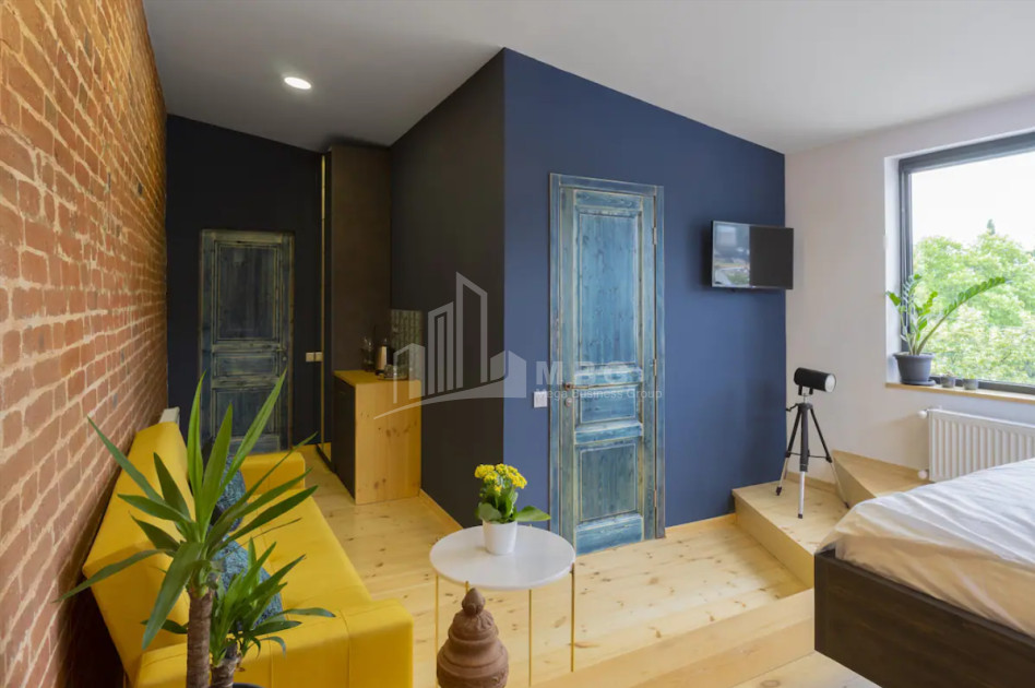 იყიდება ძველი აშენებული ბინა დ. აღმაშენებლის გგამზირზე, პლეხანოვი