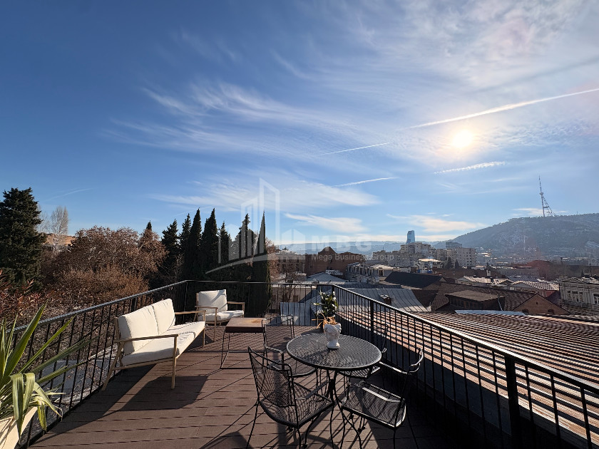 იყიდება ძველი აშენებული ბინა დ. აღმაშენებლის გგამზირზე, პლეხანოვი