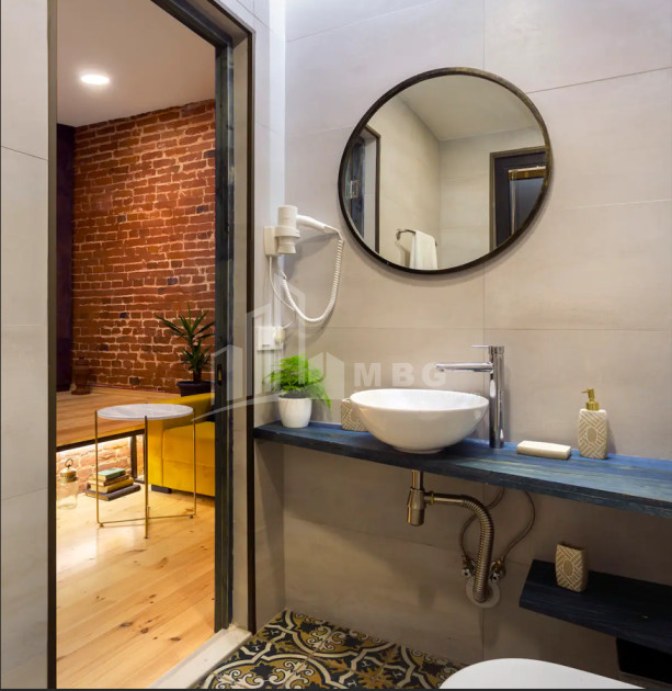 იყიდება ძველი აშენებული ბინა დ. აღმაშენებლის გგამზირზე, პლეხანოვი