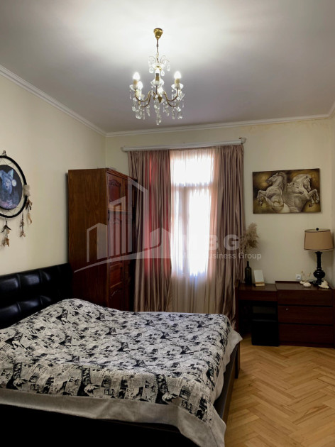 იყიდება ბინა, საბურთალო