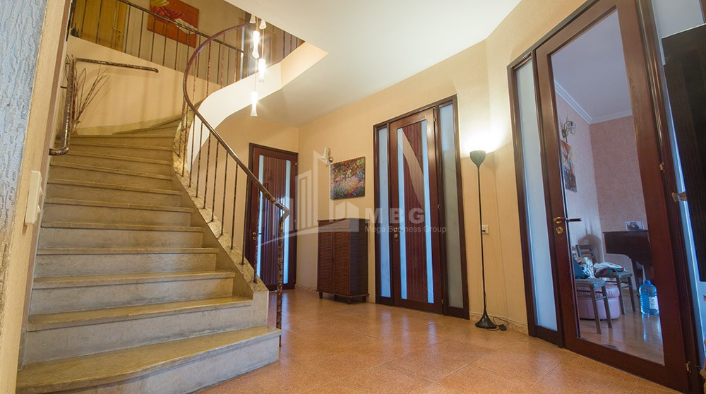 For Sale Flat, in Persati