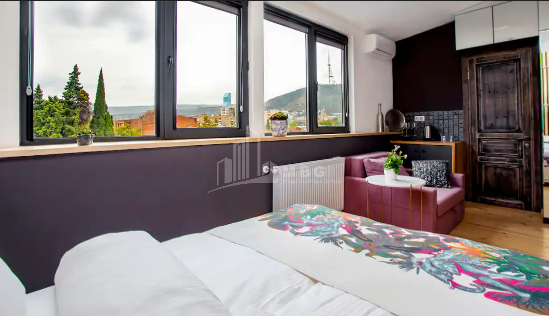 იყიდება ძველი აშენებული ბინა დ. აღმაშენებლის გგამზირზე, პლეხანოვი