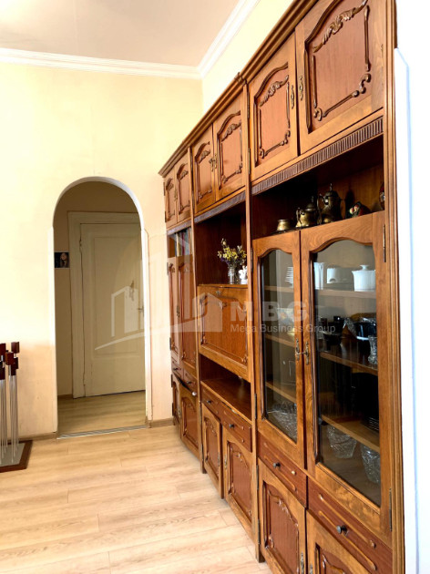 იყიდება ბინა, საბურთალო