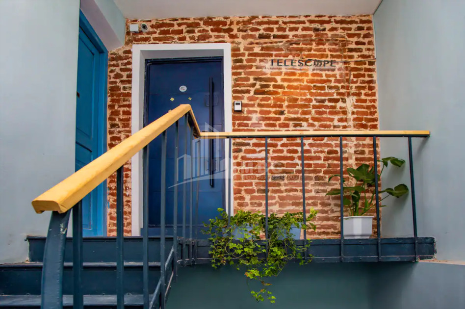 იყიდება ძველი აშენებული ბინა დ. აღმაშენებლის გგამზირზე, პლეხანოვი