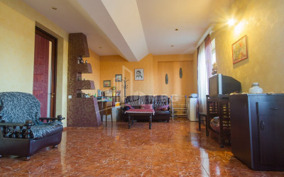 For Sale Flat, in Persati