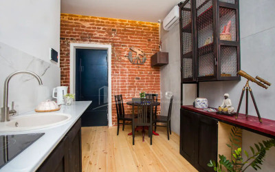 იყიდება ძველი აშენებული ბინა დ. აღმაშენებლის გგამზირზე, პლეხანოვი