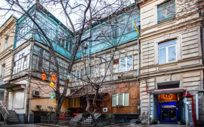 იყიდება ძველი აშენებული ბინა დ. აღმაშენებლის გგამზირზე, პლეხანოვი