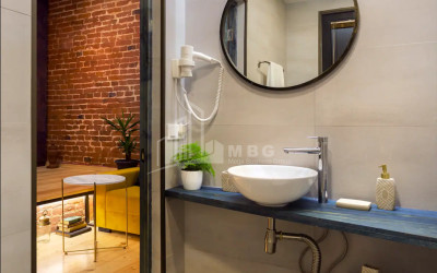 იყიდება ძველი აშენებული ბინა დ. აღმაშენებლის გგამზირზე, პლეხანოვი