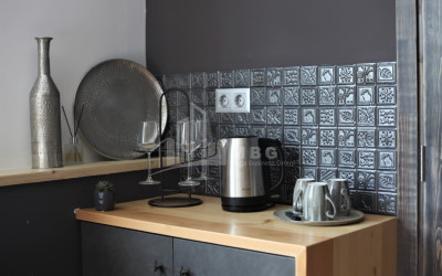 იყიდება ძველი აშენებული ბინა დ. აღმაშენებლის გგამზირზე, პლეხანოვი